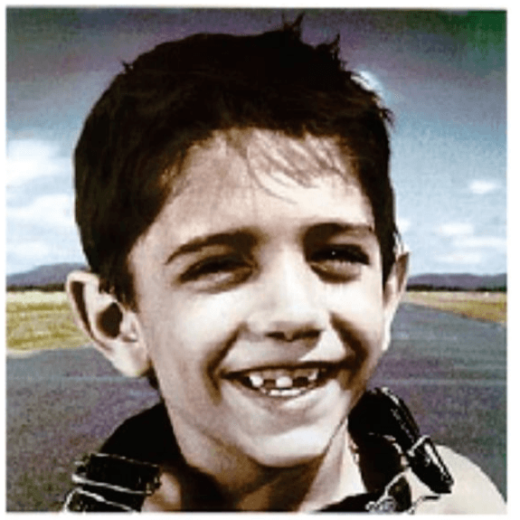 Fotografia de um menino sorrindo, com espaço entre os dentes da frente, que acompanha o anúncio da Iberia.