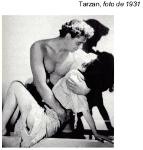 Fotografia de Tarzan carregando uma mulher, com a legenda Tarzan, foto de 1931.