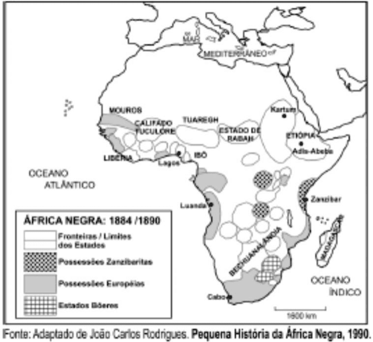 Mapa África Negra 1884/1890, fronteiras e limites dos estados, possessões zanzibaritas e europeias, estados Bôeres, nomes e cidades, oceanos, escala 1500 km e crédito João Carlos Rodrigues, Pequena História da África Negra, 1990.