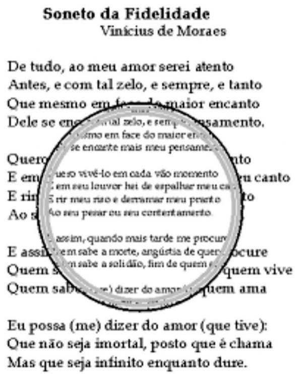 Lente sobre a página do Soneto da Fidelidade, de Vinícius de Moraes, mostrando o tamanho e a orientação das letras através da lente e fora dela.