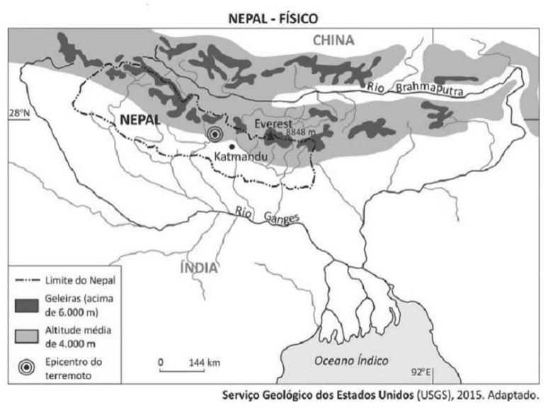 Mapa físico do Nepal com países, rios, Everest, Katmandu, geleiras, altitudes, epicentro do terremoto, coordenadas, escala 144 km e crédito USGS, 2015.