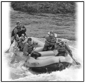 Fotografia de pessoas praticando rafting em bote.