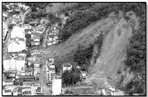 Fotografia de deslizamento com casas e morro, legenda interna janeiro2011/Nova Friburgo/Shin Reis preservada.