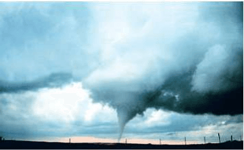 Fotografia de tornado abaixo de nuvens escuras.