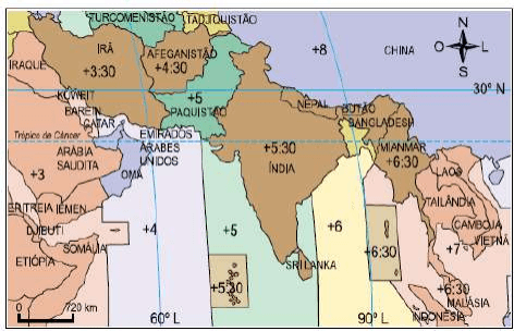 Mapa de fusos horários fracionados no Oriente Médio e Ásia, com meridianos, escala e rosa dos ventos.