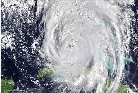 Imagem de satélite do furacão; crédito NASA transcrito separadamente.
