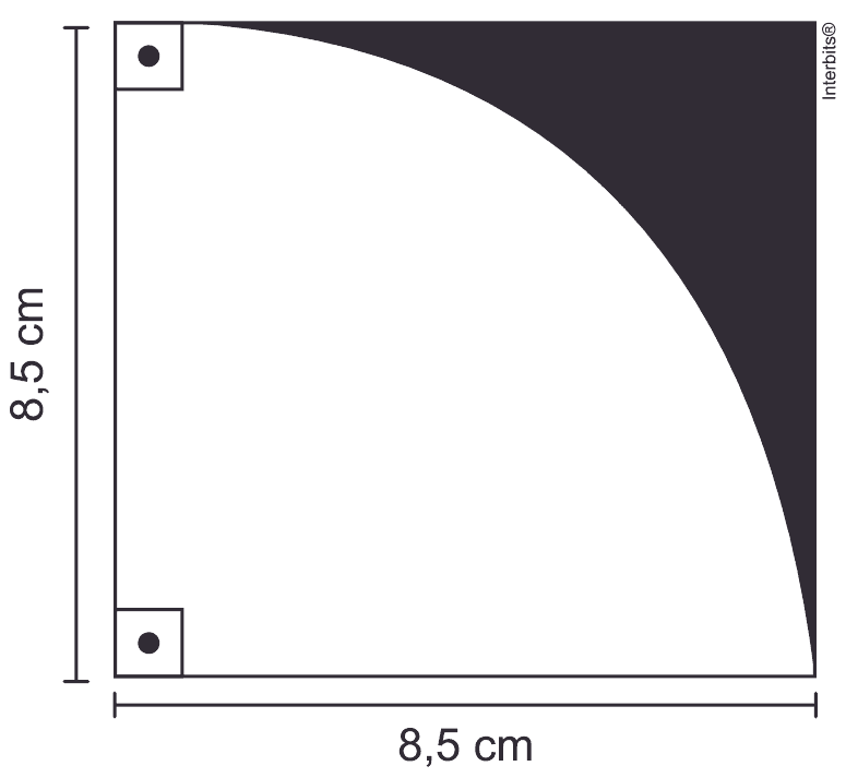Quadrado com lado 8,5 cm, arco de quarto de círculo, área sombreada, marcas de ângulo, duas cotas e crédito Interbits.